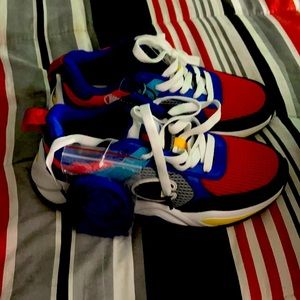 CHAMPION SNEAKS FOR MEN OR WOMEN SIZE 8